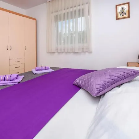 Aurel - Classic Comfort Two Bedroom Balcony Appartement