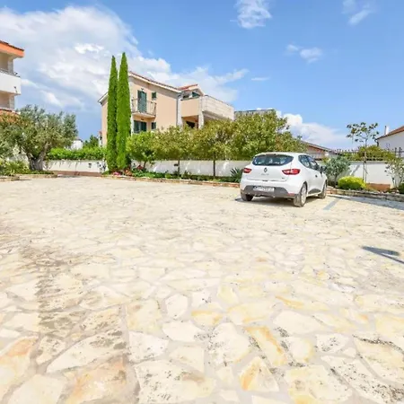 Aurel - Classic Comfort Two Bedroom Balcony Appartement *